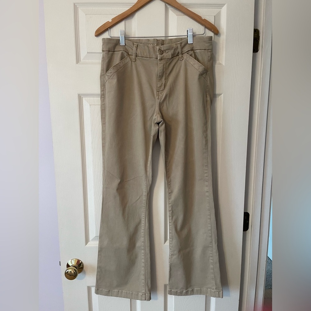 American Eagle Outfitters Tan women’s stretch kickboot low rise 10 short khakis